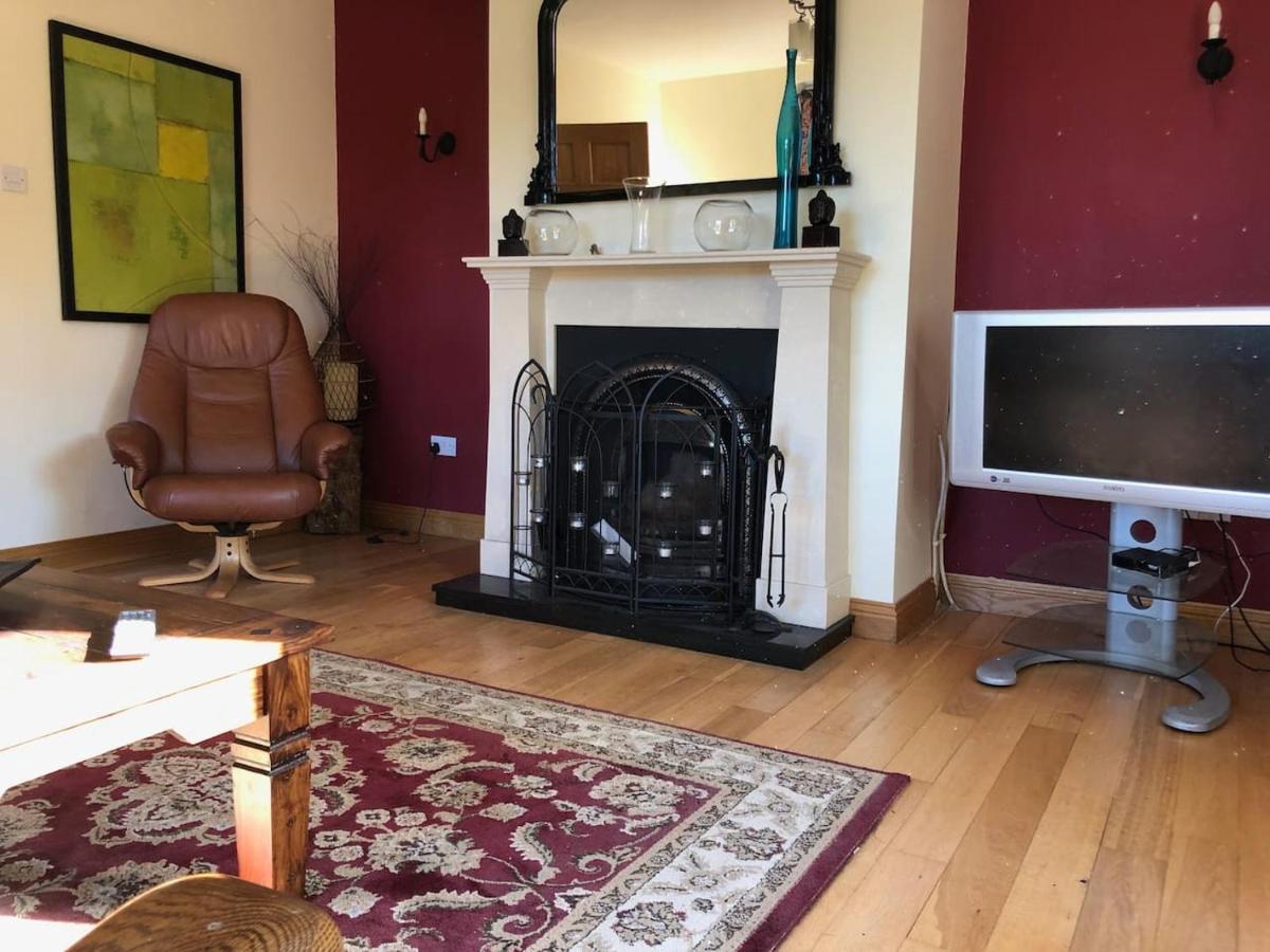 Modern Six Bedroom House Westport - Housity