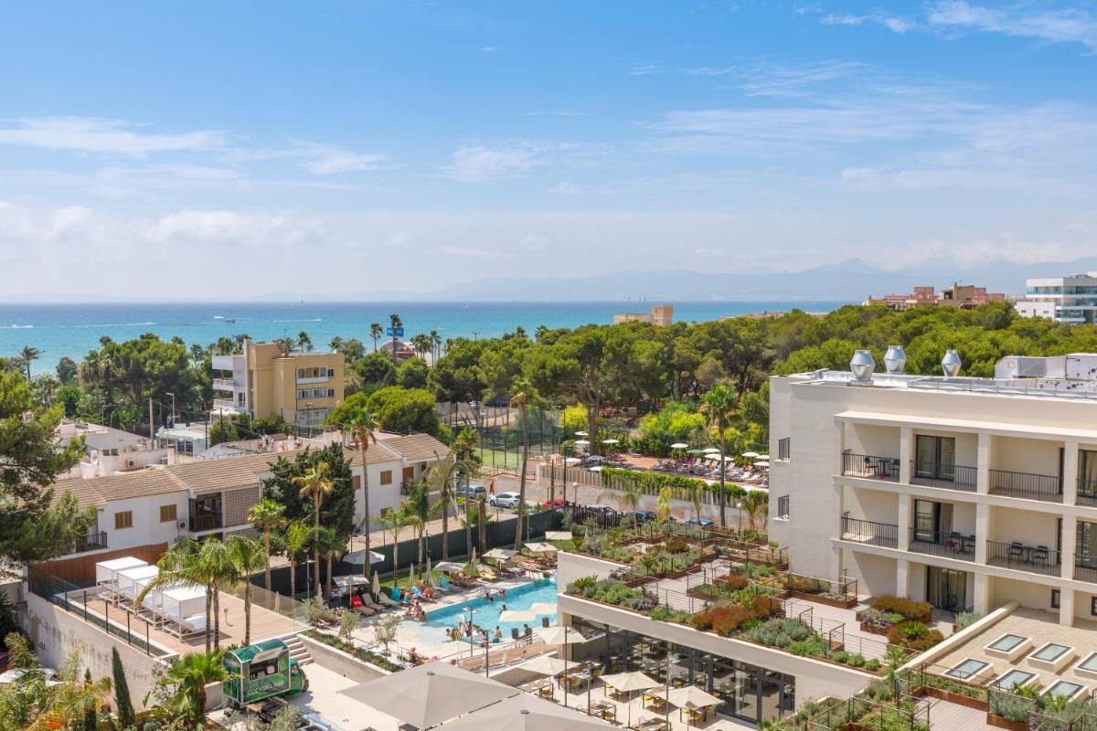 Una vista aérea de una ciudad con un complejo turístico. en Hotel Paradiso Garden, en Playa de Palma