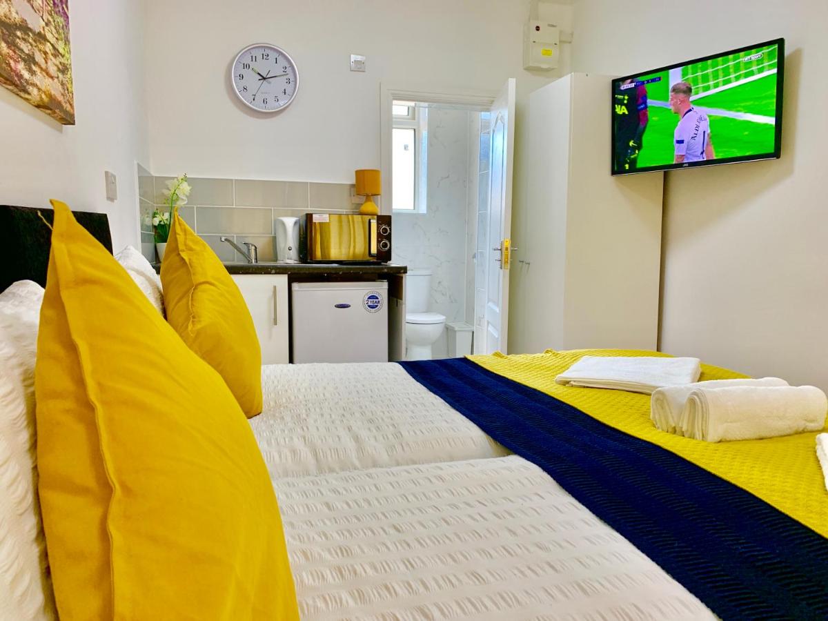 3 Bedrooms, 3 Baths, Spacious Lounge, Full Kitchen, Garden, Ground Floor, Free Parking - Housity