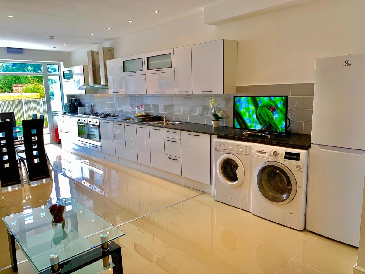 3 Bedrooms, 3 Baths, Spacious Lounge, Full Kitchen, Garden, Ground Floor, Free Parking - Housity