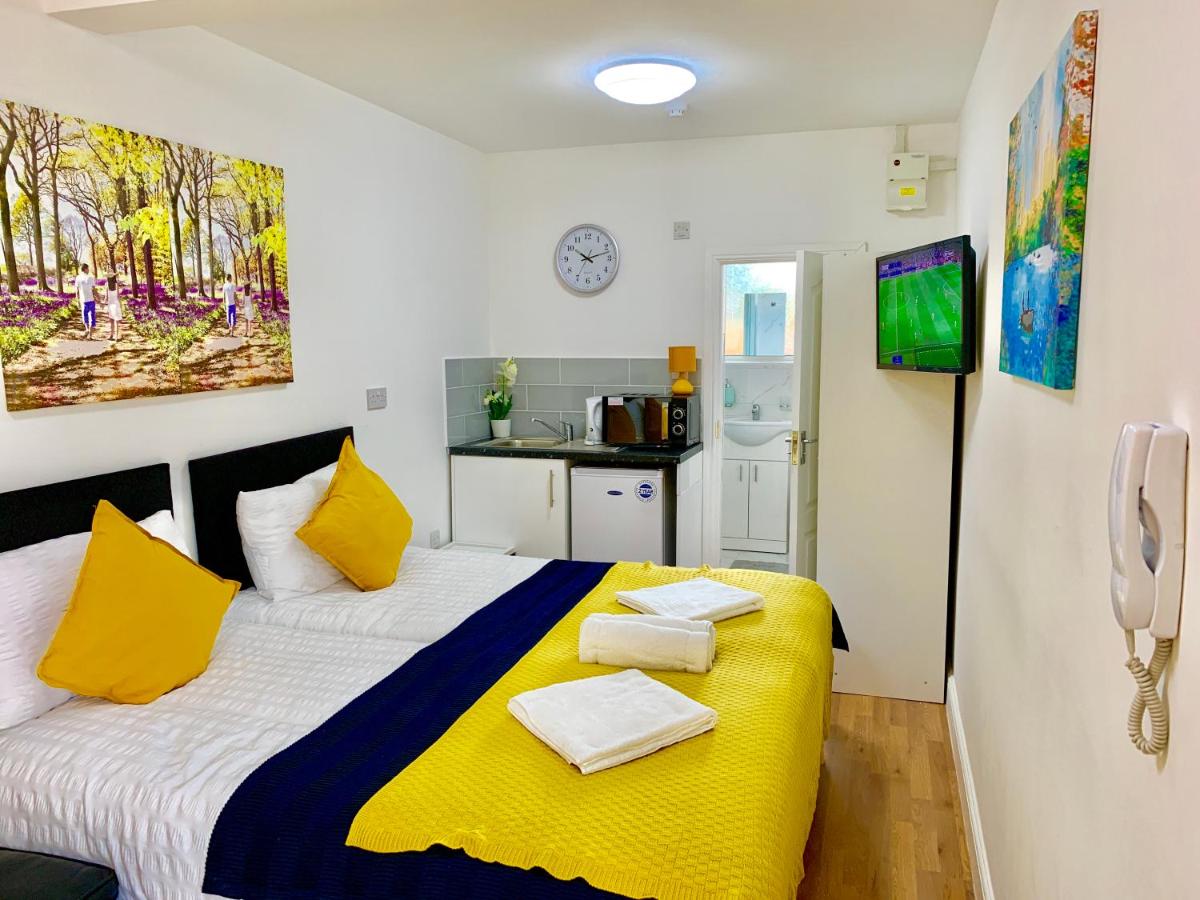 3 Bedrooms, 3 Baths, Spacious Lounge, Full Kitchen, Garden, Ground Floor, Free Parking - Housity