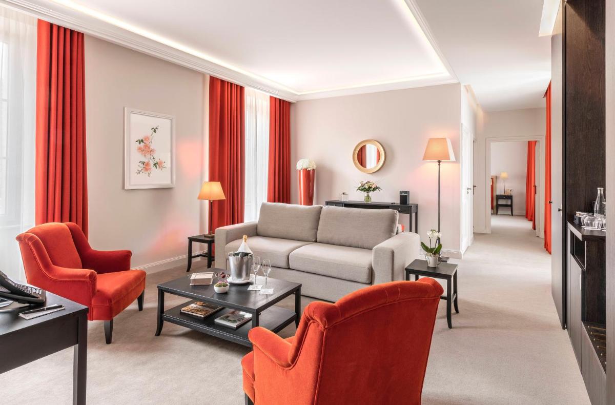 Coin salon dans l'établissement Château Saint-Jean, Relais & Châteaux