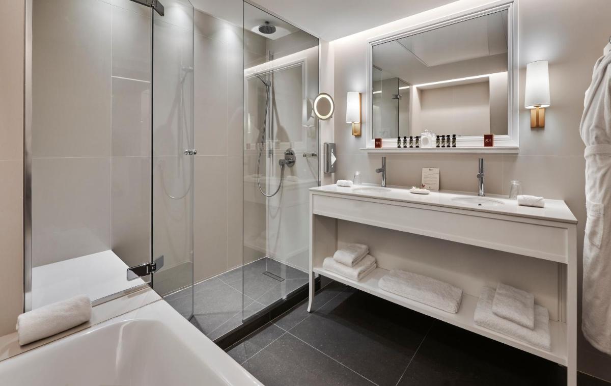 Salle de bains dans l'établissement Château Saint-Jean, Relais & Châteaux