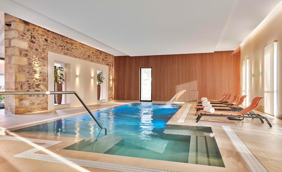 Piscine de l'établissement Château Saint-Jean, Relais & Châteaux ou située à proximité
