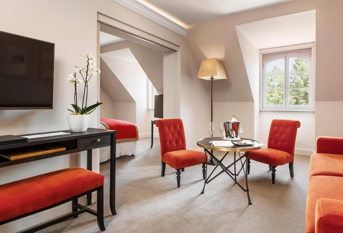 Télévision ou salle de divertissement dans l'établissement Château Saint-Jean, Relais & Châteaux