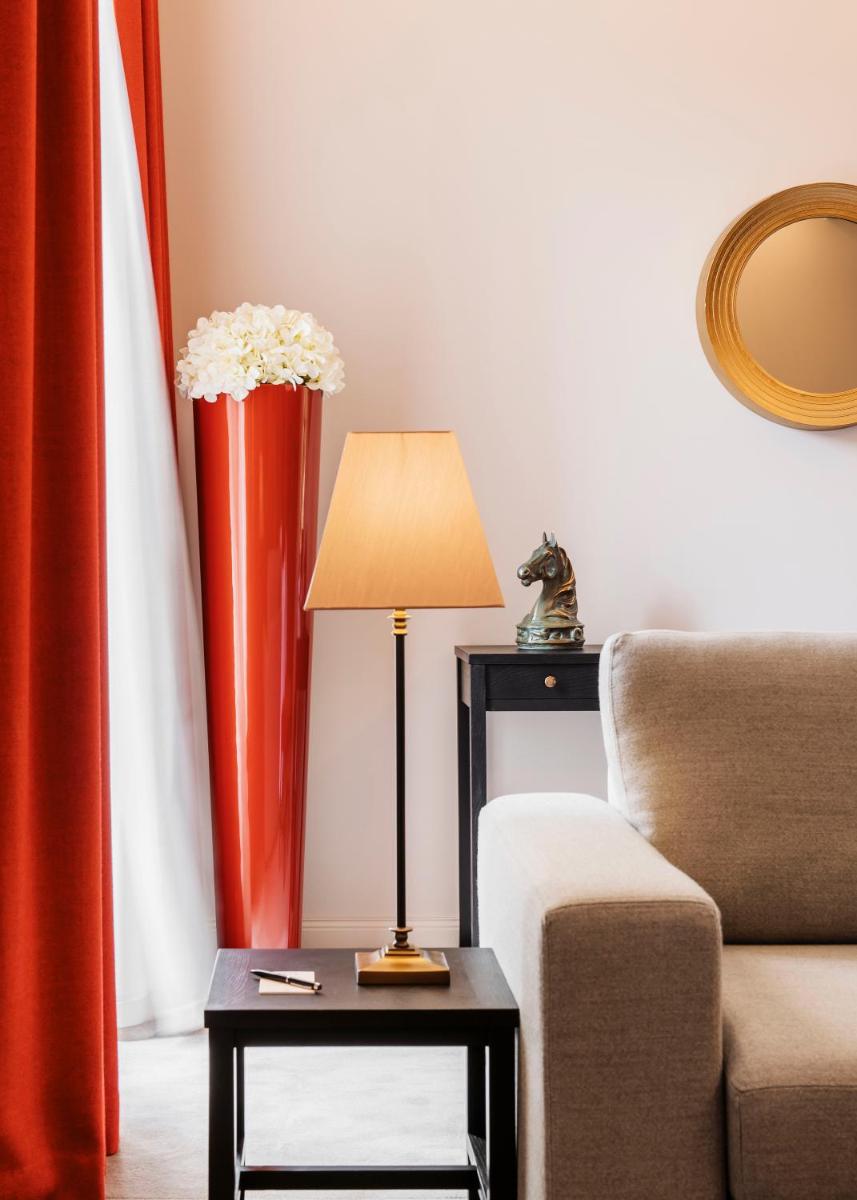 Coin salon dans l'établissement Château Saint-Jean, Relais & Châteaux