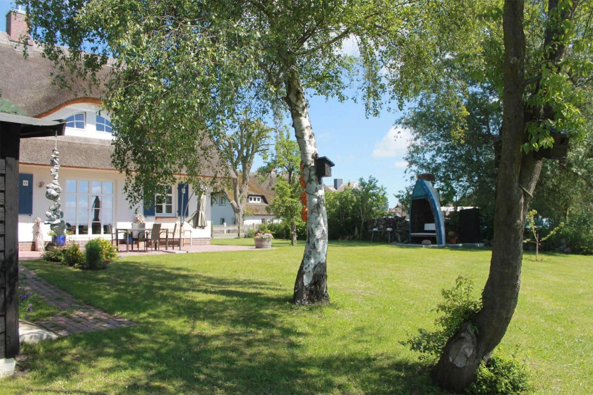 Ferienhaus direkt am Wasser Born F - Housity