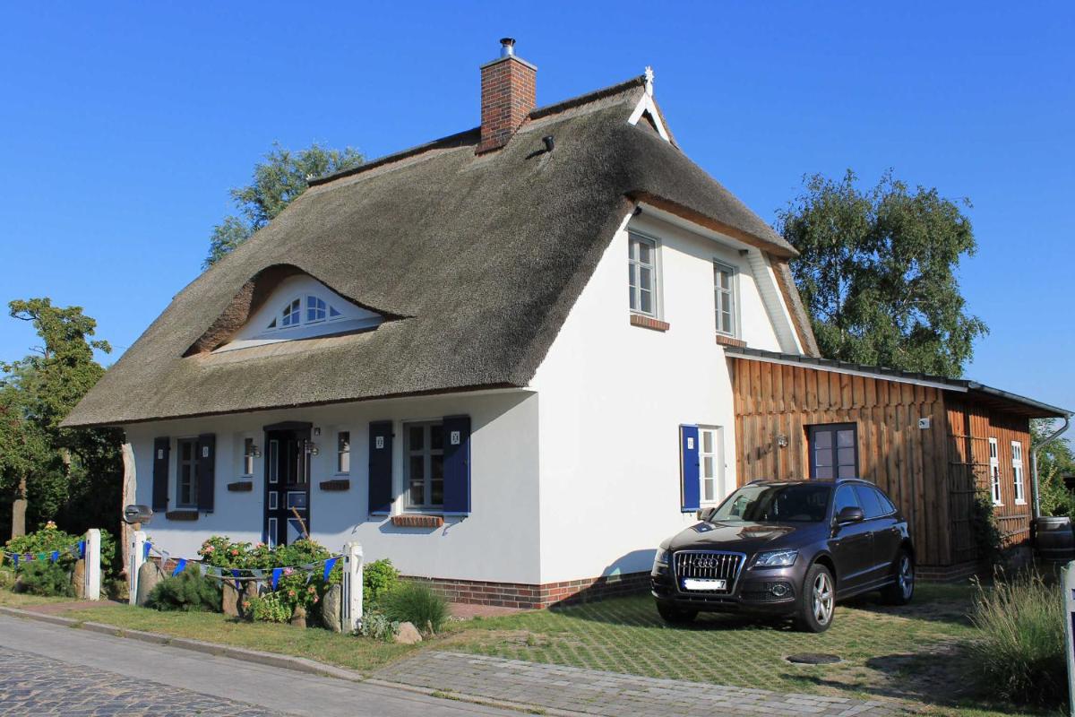 Ferienhaus direkt am Wasser Born F - Housity