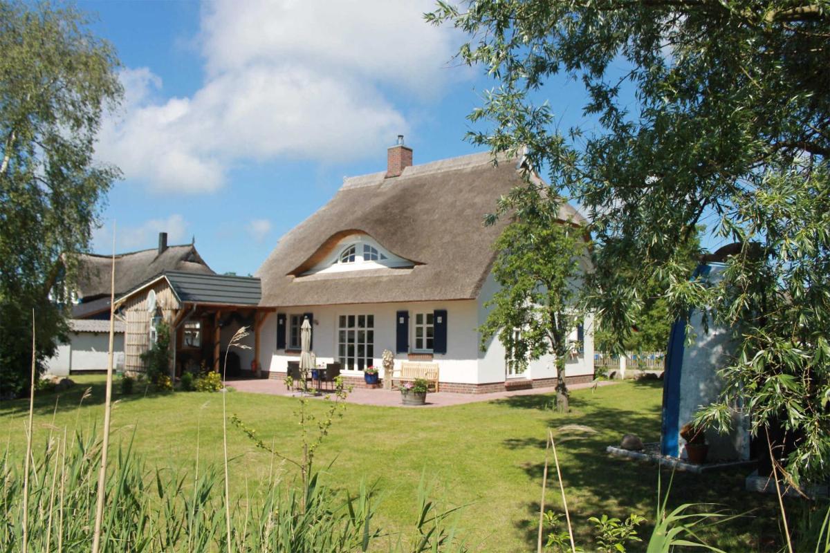 Ferienhaus direkt am Wasser Born F - Housity