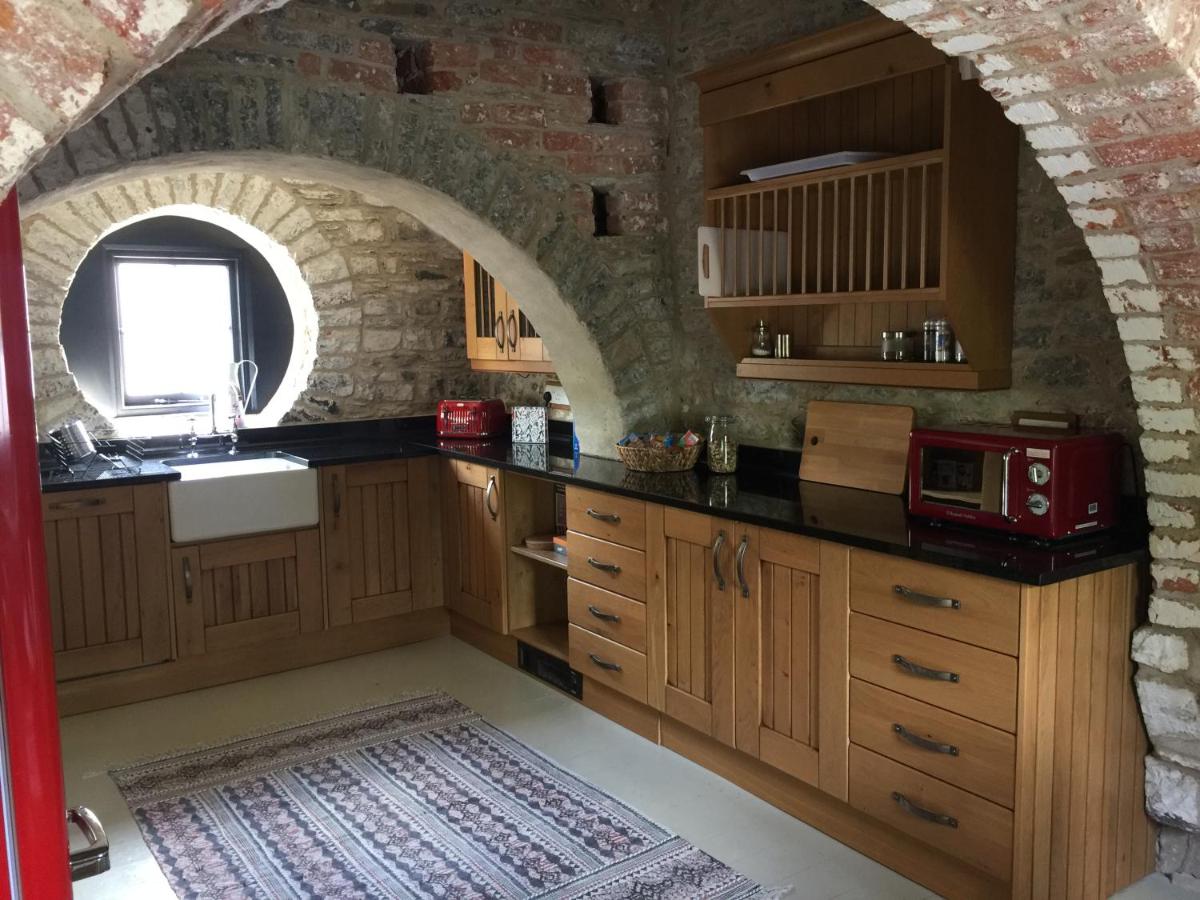 The Stable Loft, Llwynhelig Manor - Housity