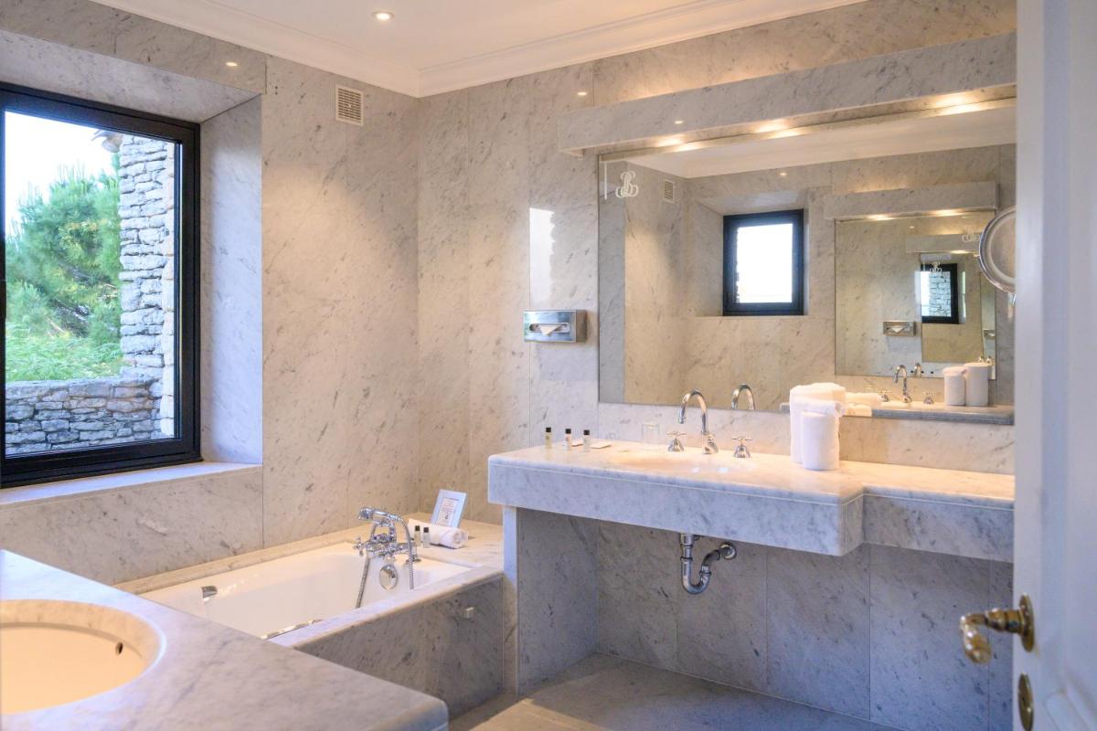 Salle de bains dans l'établissement Hotel Les Bories & Spa