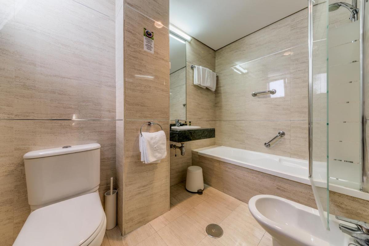 Un baño de Hotel Puerto Bahía & Spa