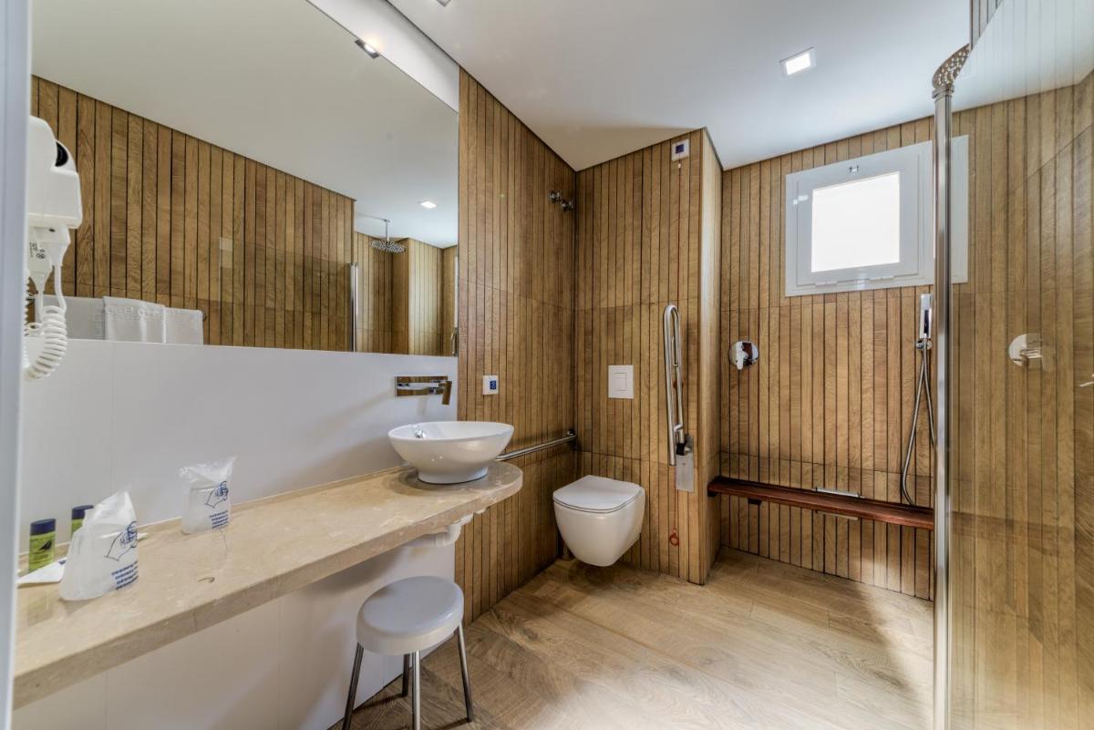 Un baño de Hotel Puerto Bahía & Spa