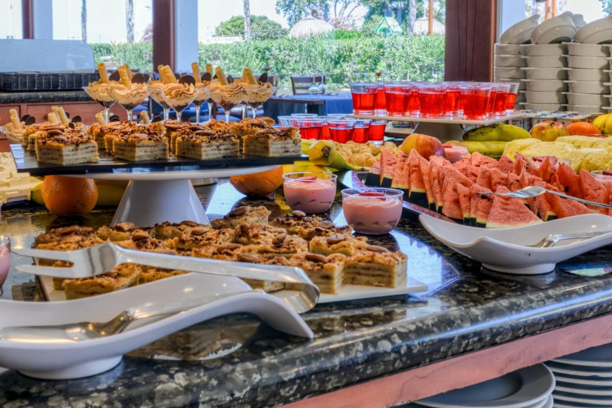 Comida en o cerca de este hotel