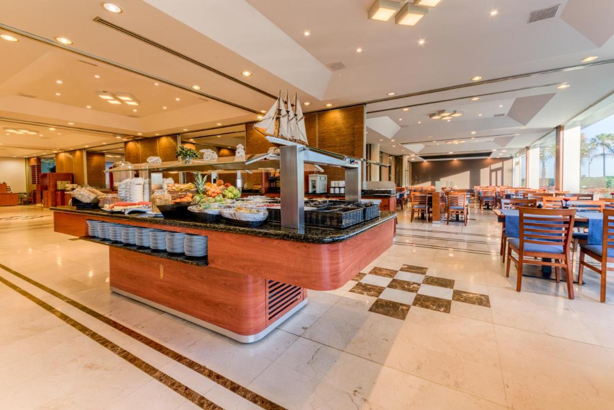 Un restaurante o sitio para comer en Hotel Puerto Bahía & Spa