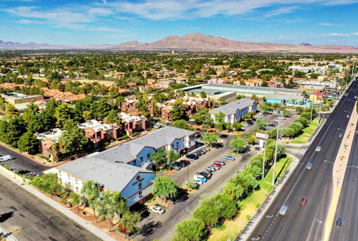 Siegel Select Flamingo - Housity