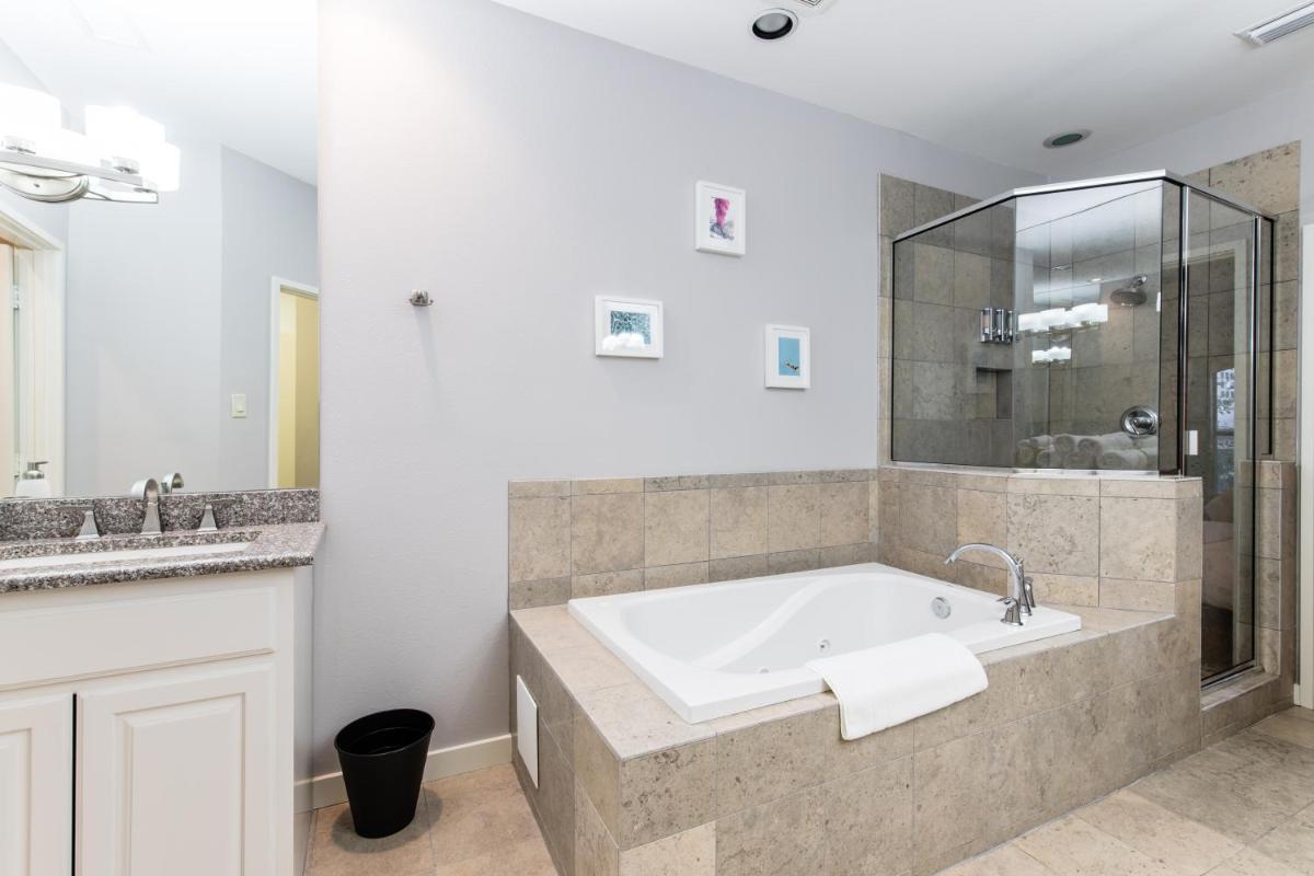 DownTown Three Bedroom Townhome Sleeps 8 - Housity