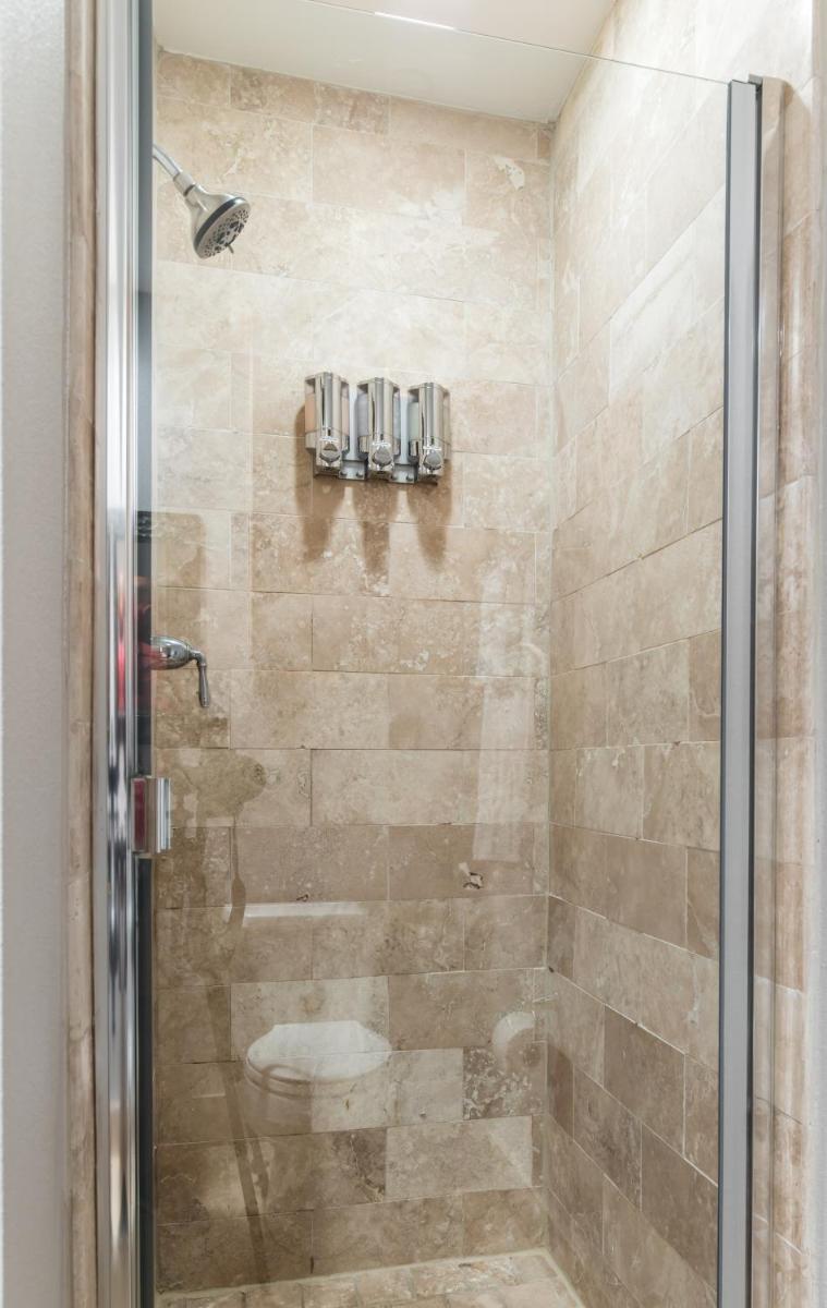DownTown Three Bedroom Townhome Sleeps 8 - Housity