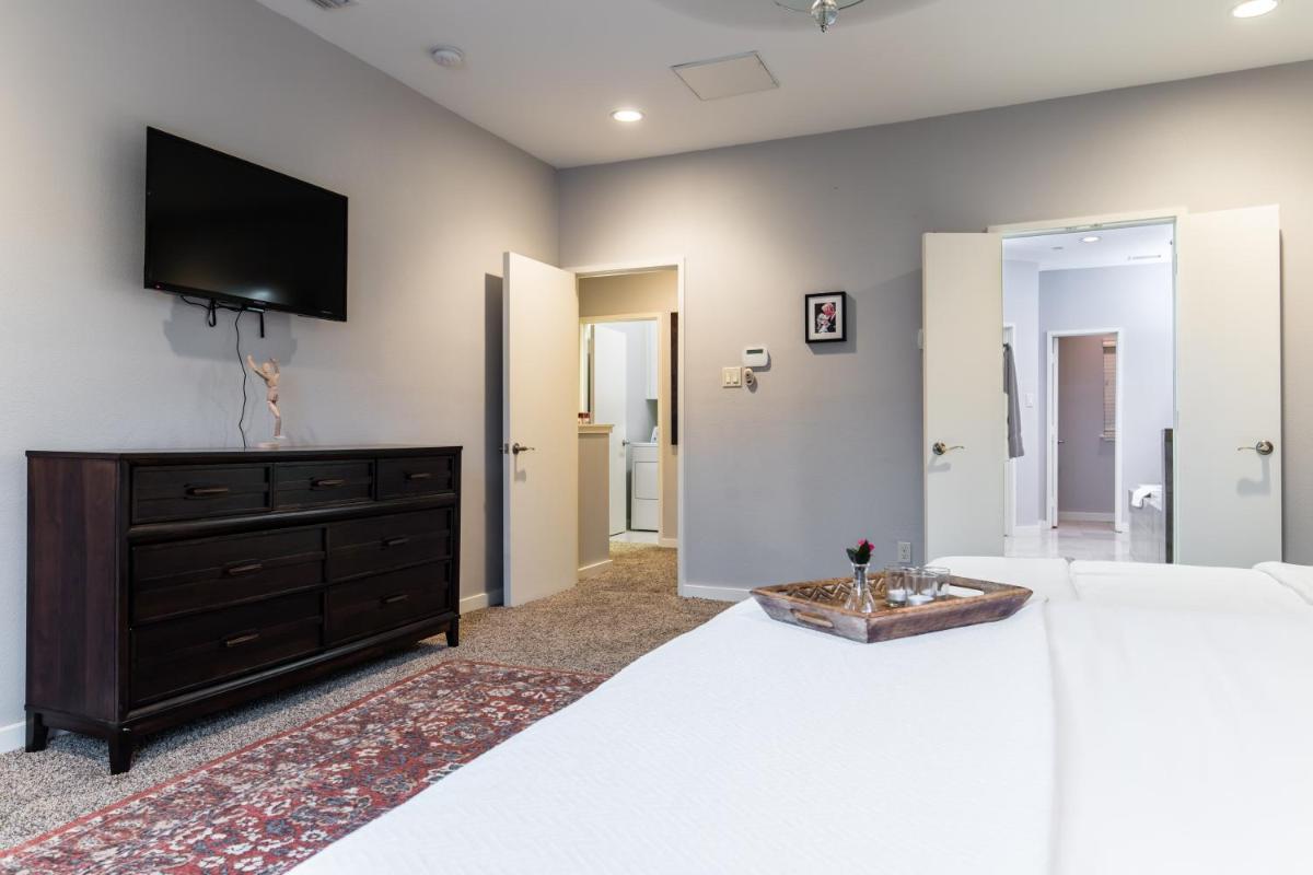 DownTown Three Bedroom Townhome Sleeps 8 - Housity