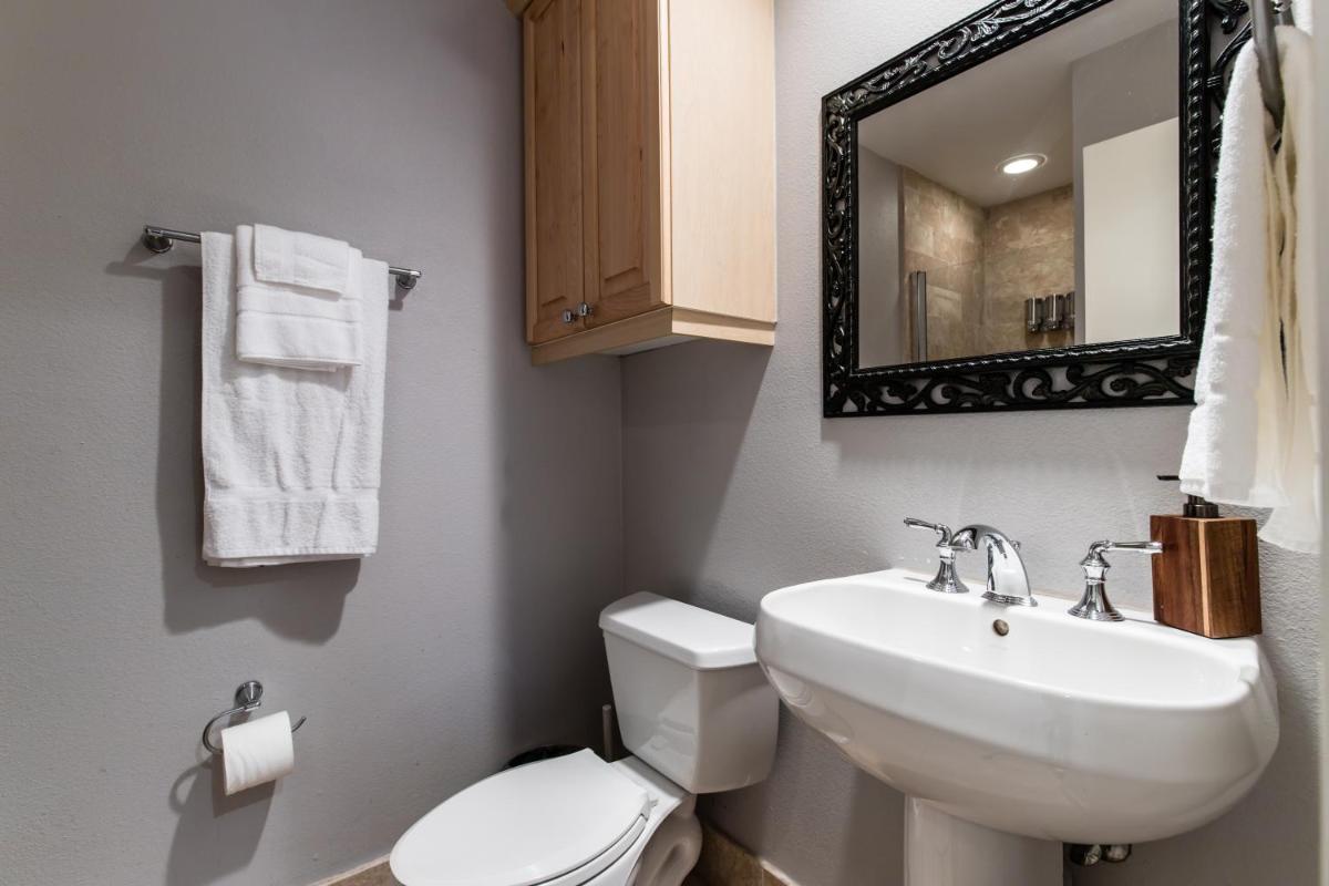 DownTown Three Bedroom Townhome Sleeps 8 - Housity