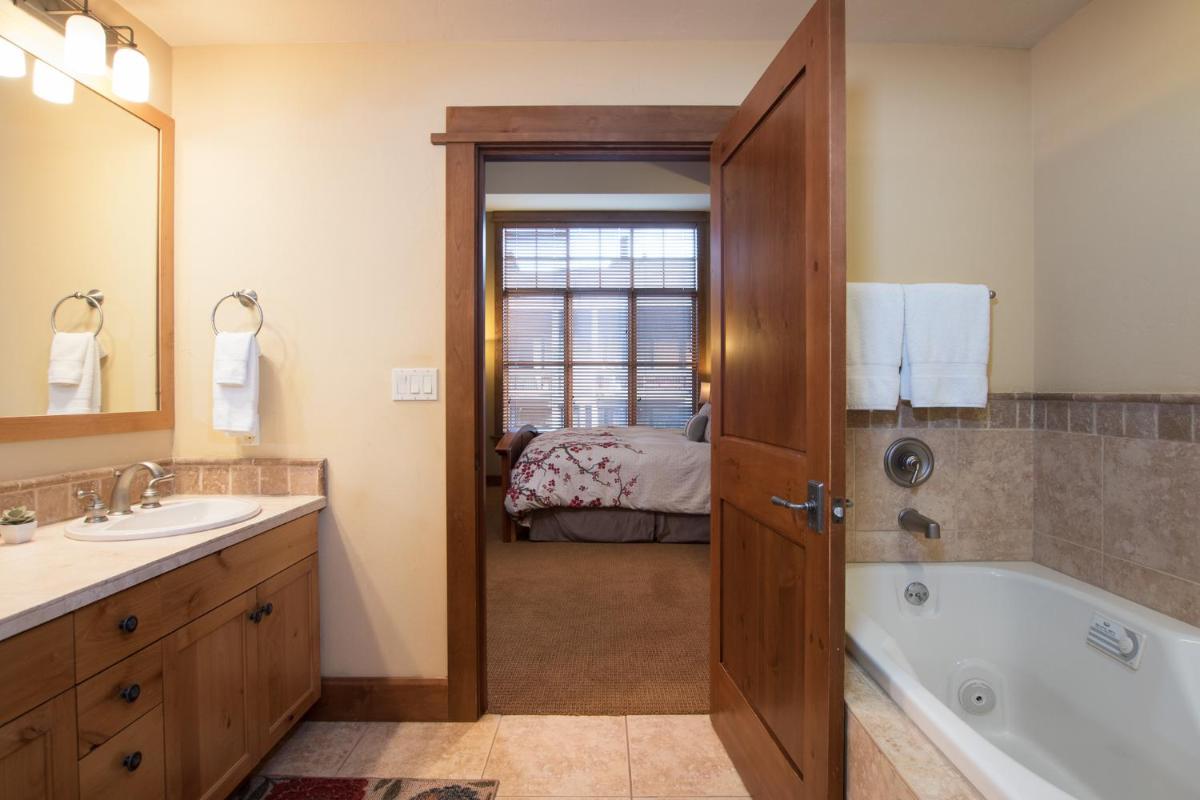 Family Friendly Residence in Village at Northstar! - Iron Horse North 105 - Housity