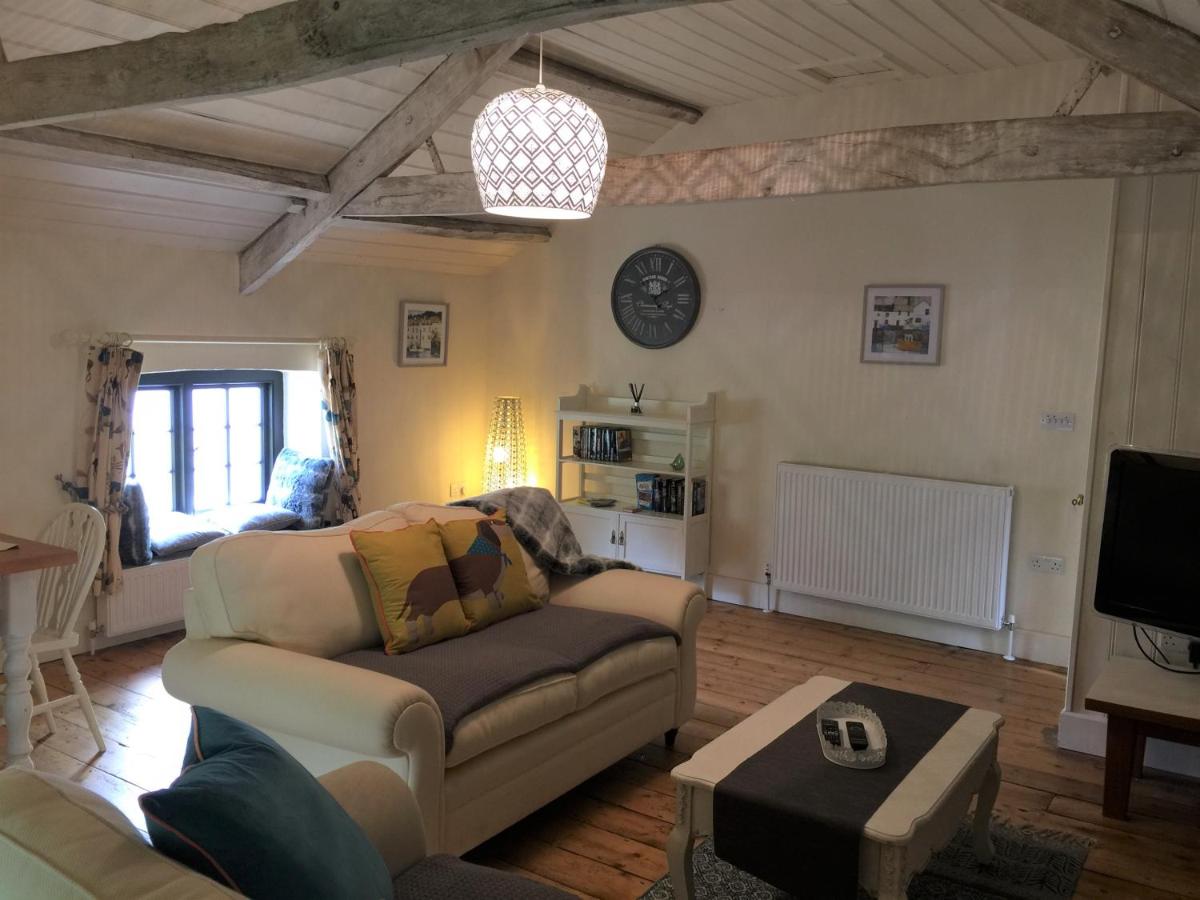 The Stable Loft, Llwynhelig Manor - Housity