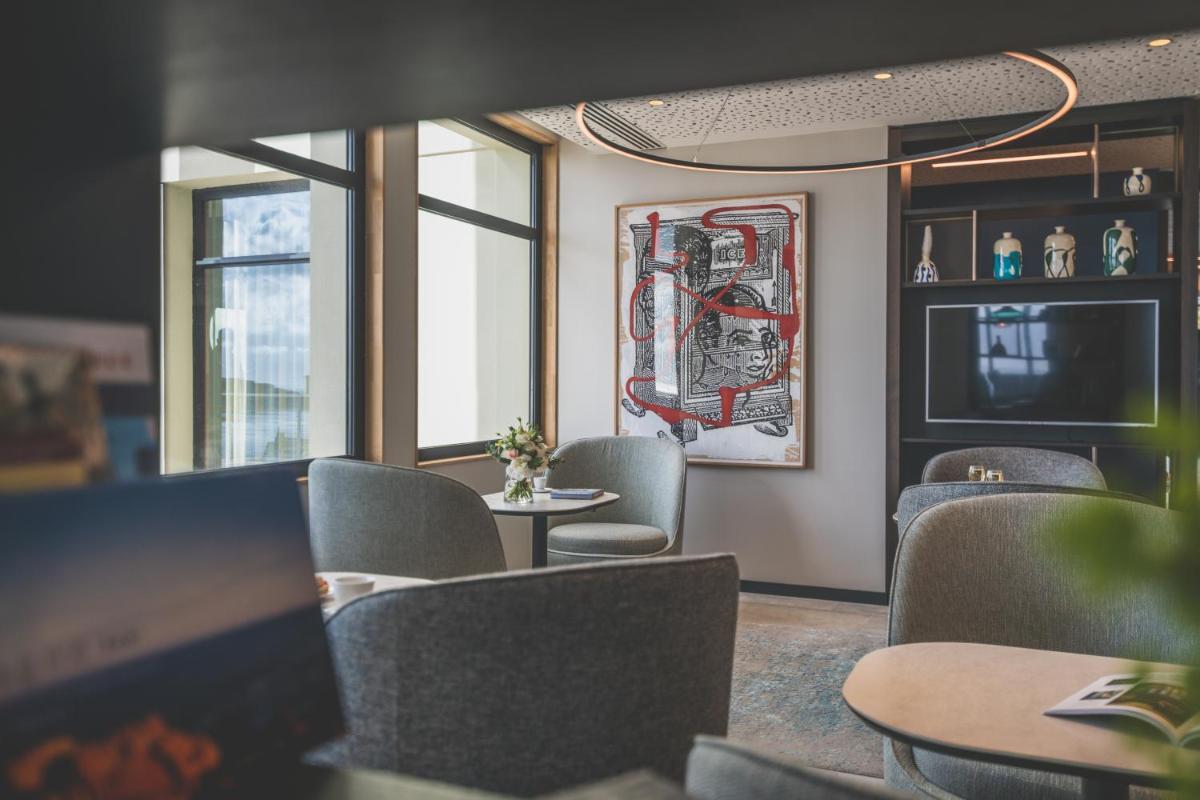 Coin salon dans l'établissement Sainte-Barbe Hotel & Spa Le Conquet - MGallery Collection