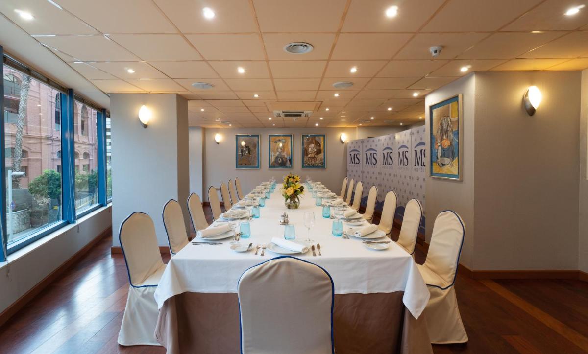 Un restaurante o sitio para comer en Hotel MS Maestranza Málaga