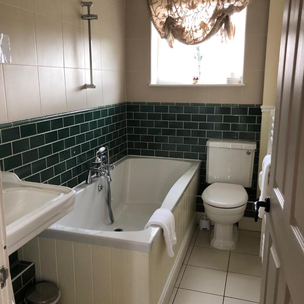 The Strawbury Duck Inn - Housity