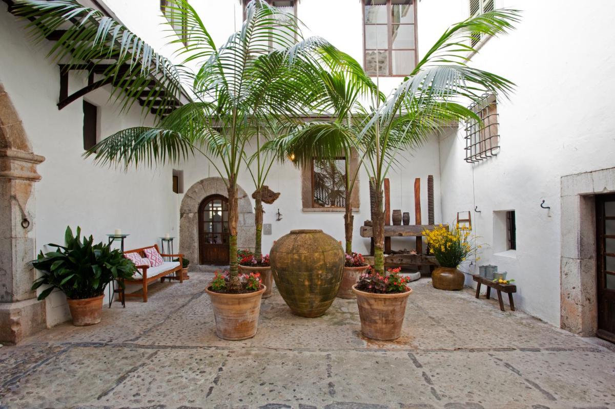 Jardín al aire libre en Hotel Es Port