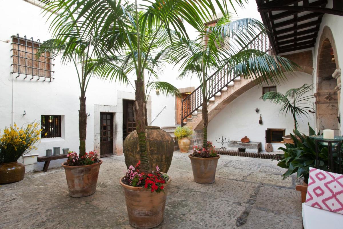 Jardín al aire libre en Hotel Es Port