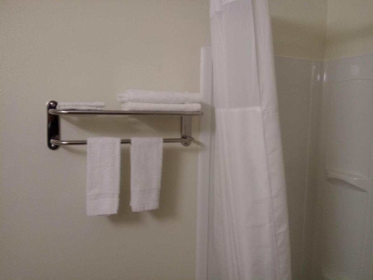 Super 8 by Wyndham Lynnwood - Housity