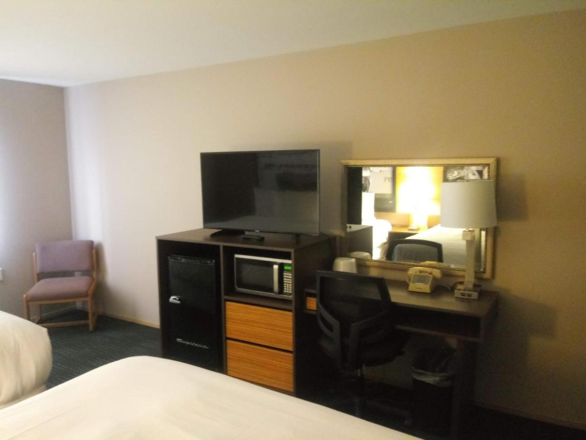 Super 8 by Wyndham Lynnwood - Housity