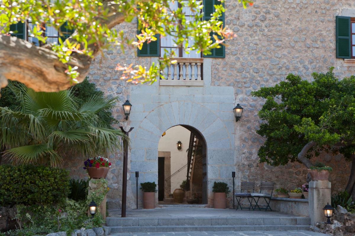 Fachada o entrada de Hotel Es Port