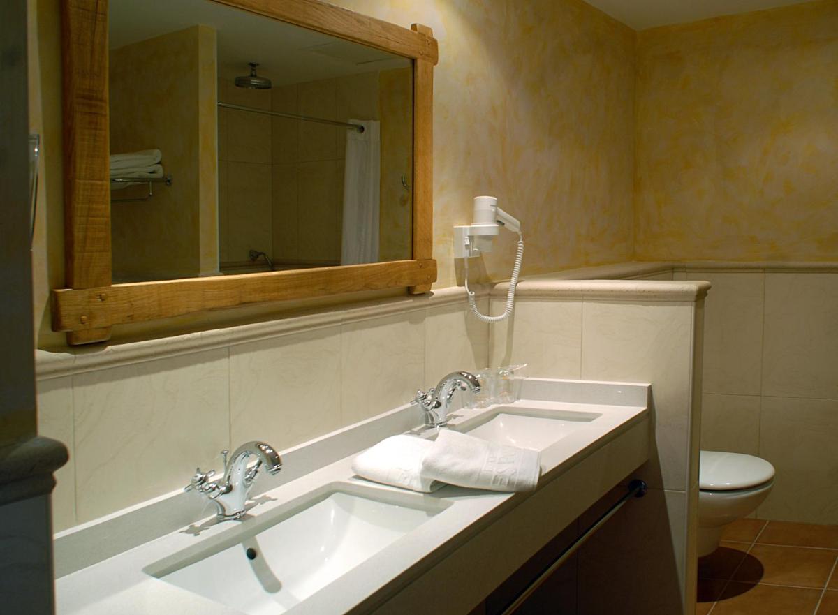 Un baño de Hotel Es Port
