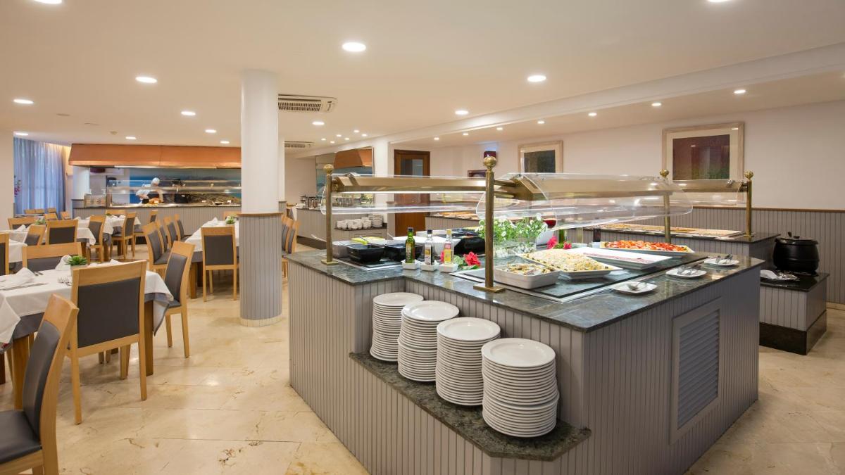 Comida en o cerca de este apartahotel