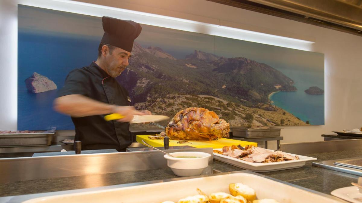 Comida en o cerca de este apartahotel