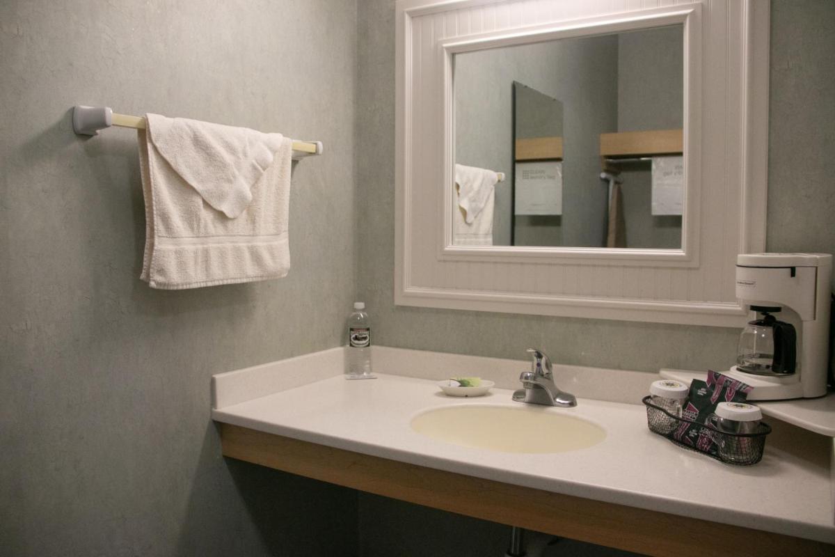 Essenhaus Inn & Conf. Center - Housity