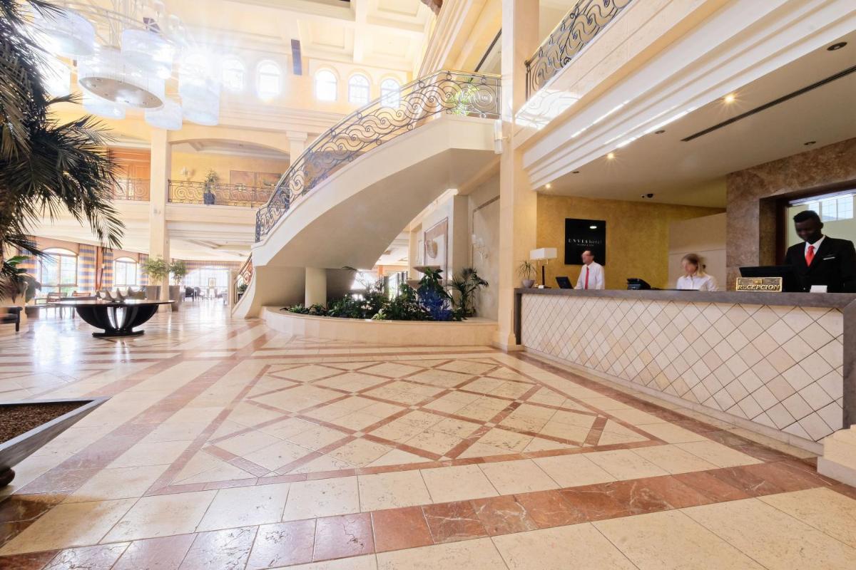 Un vestíbulo con escalera en un edificio. en Hotel Envia Almería Spa & Golf, en Aguadulce