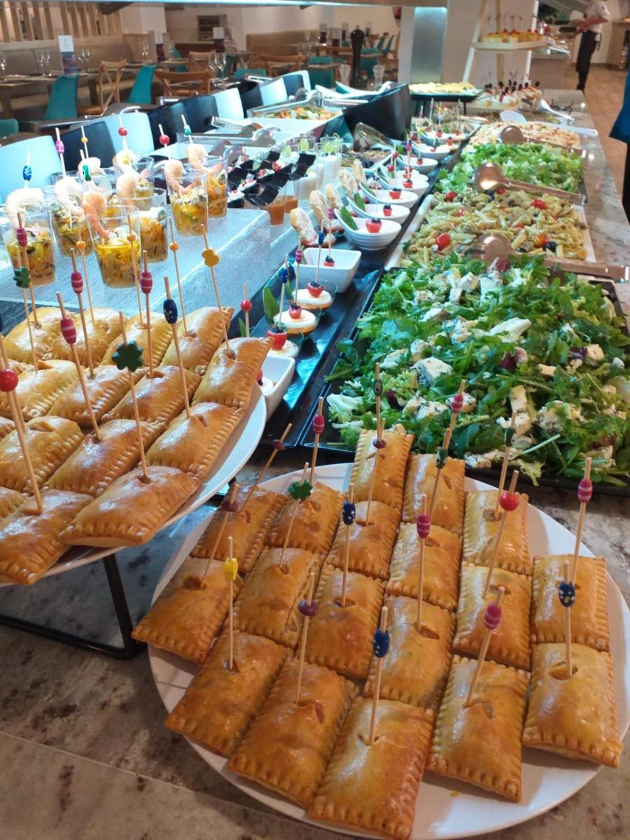 Comida en o cerca de este hotel