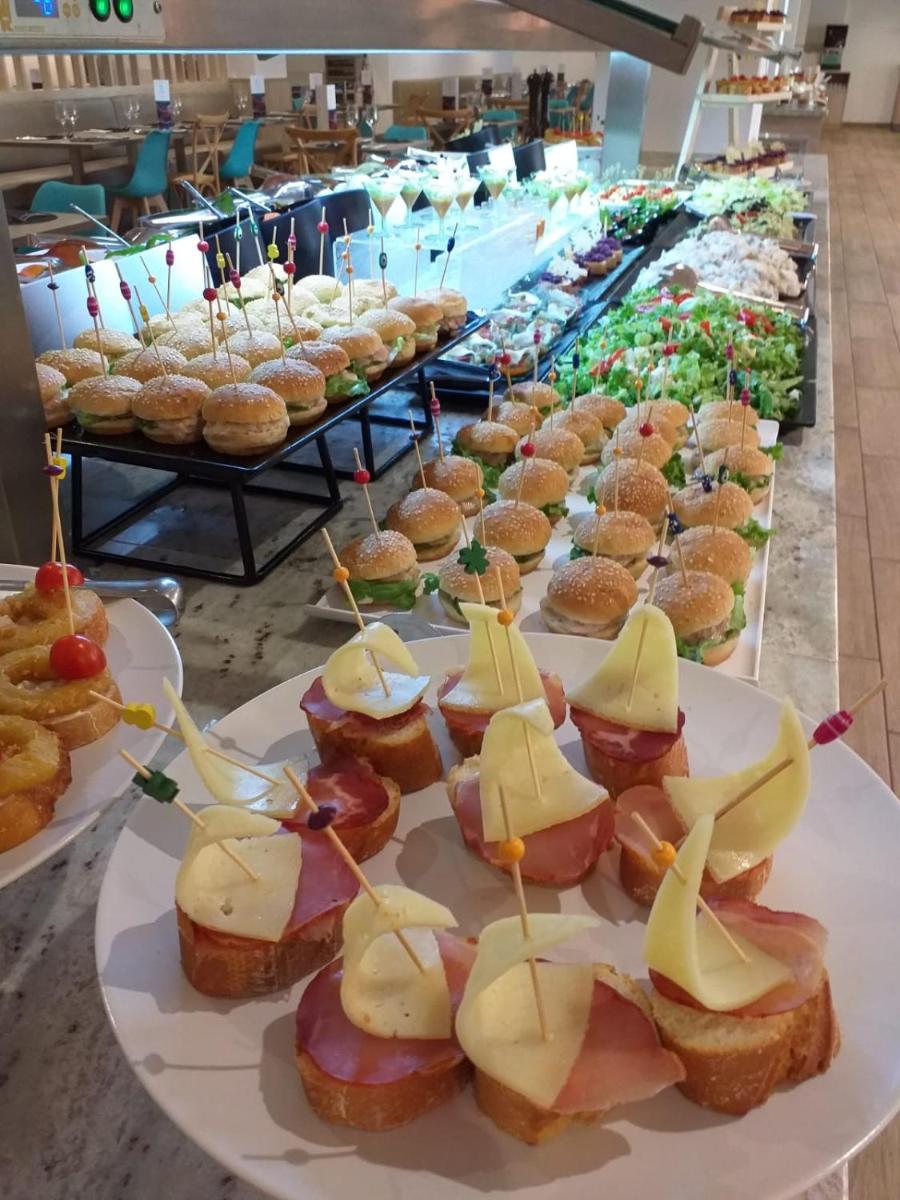 Comida en o cerca de este hotel