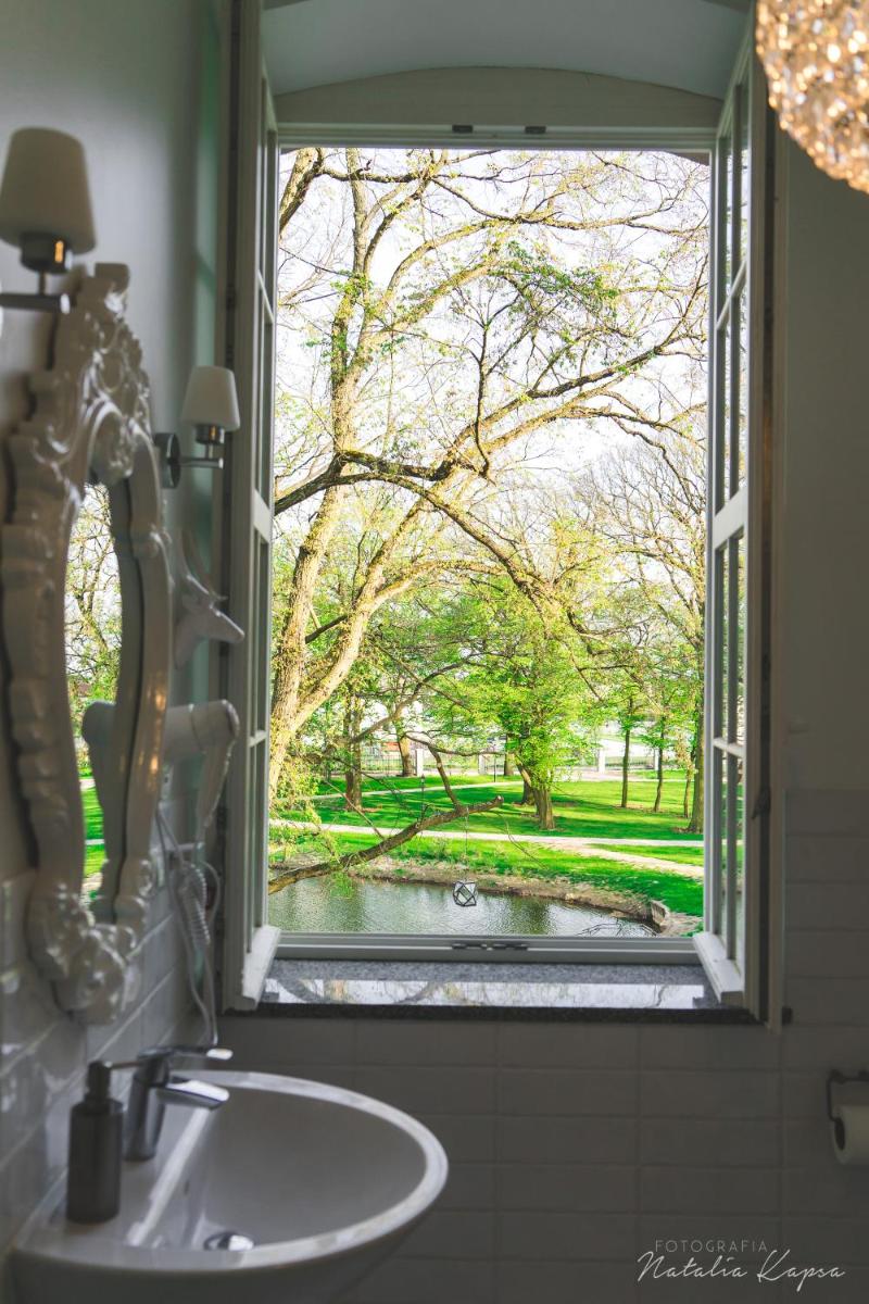 Pałac Rajkowo - Housity