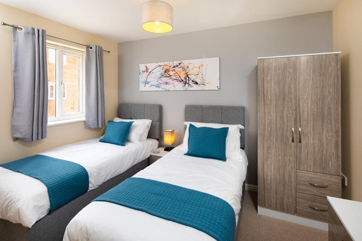Modern and Spacious Home From Home 1 mile from M1 - with Netflix, Prime Video, PS5, free parking, superfast WiFi, BBQ - Sleeps 11 - By Brightleap Apartments - Housity