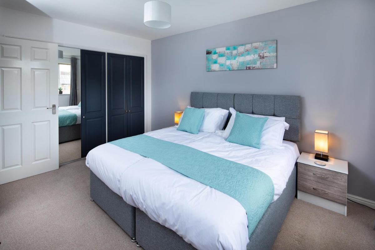Modern and Spacious Home From Home 1 mile from M1 - with Netflix, Prime Video, PS5, free parking, superfast WiFi, BBQ - Sleeps 11 - By Brightleap Apartments - Housity