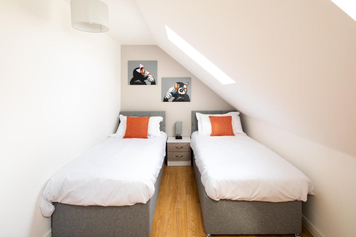Modern and Spacious Home From Home 1 mile from M1 - with Netflix, Prime Video, PS5, free parking, superfast WiFi, BBQ - Sleeps 11 - By Brightleap Apartments - Housity