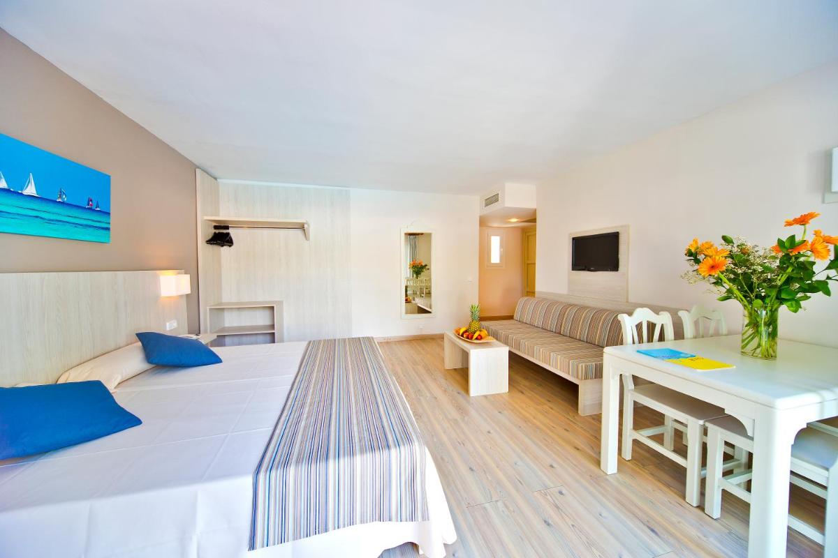 Cama o camas de una habitación en Hotel Club Es Talaial