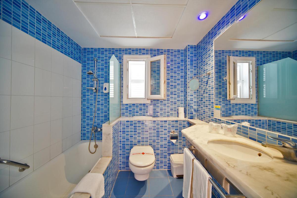 Un baño de Hotel Club Es Talaial