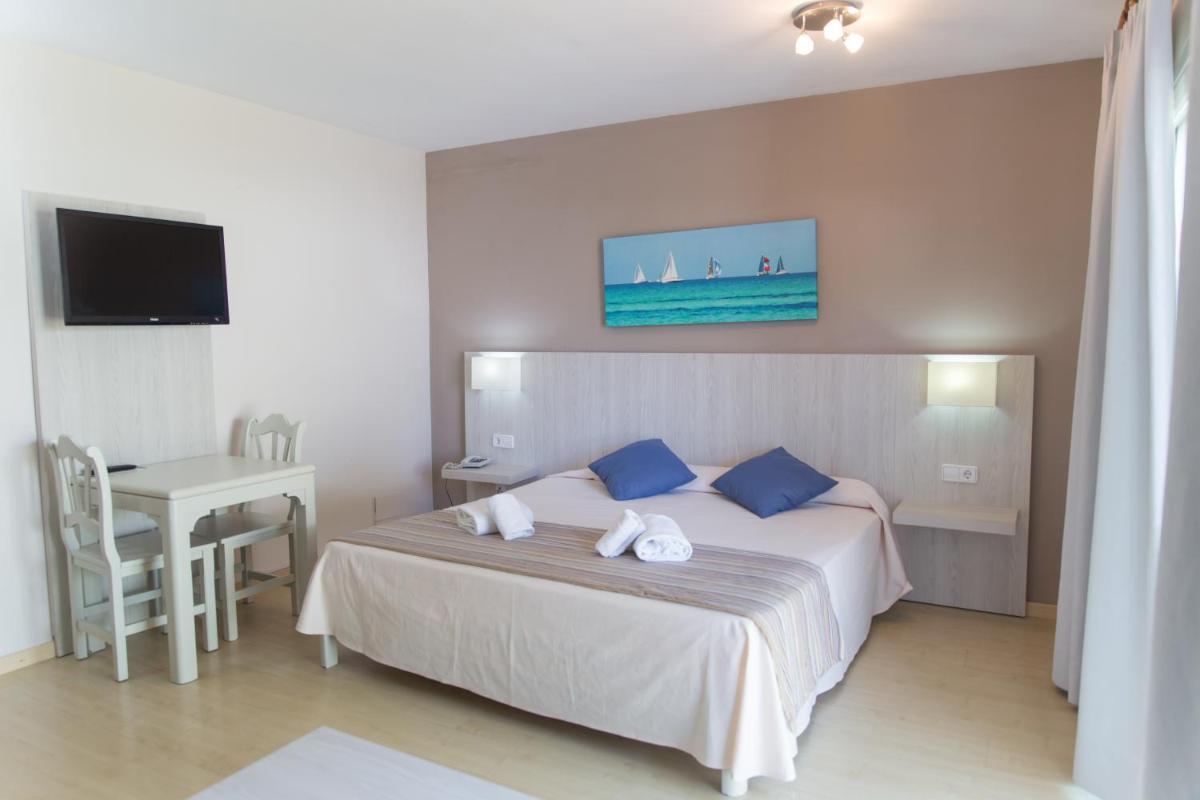 Cama o camas de una habitación en Hotel Club Es Talaial