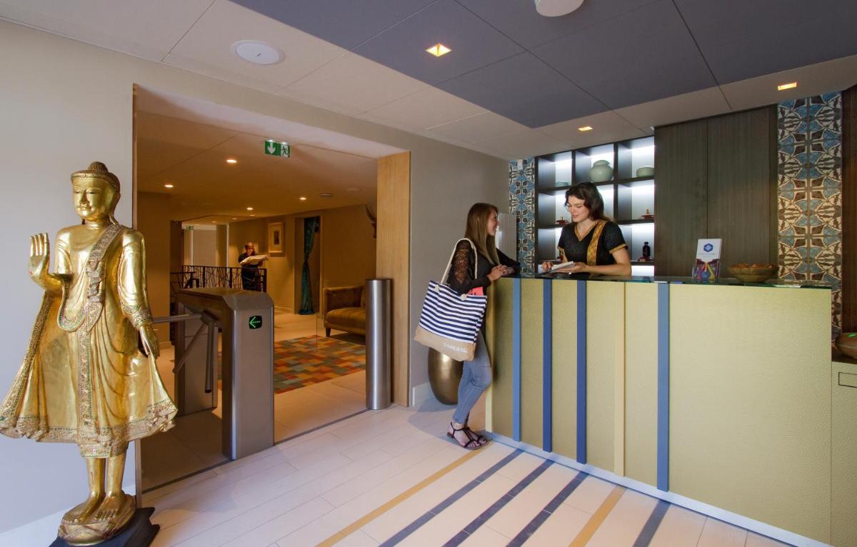 deux femmes debout à un comptoir dans un magasin dans l'établissement Résidence Prestige Odalys Edenarc, à Arc 1800 37 autres photos