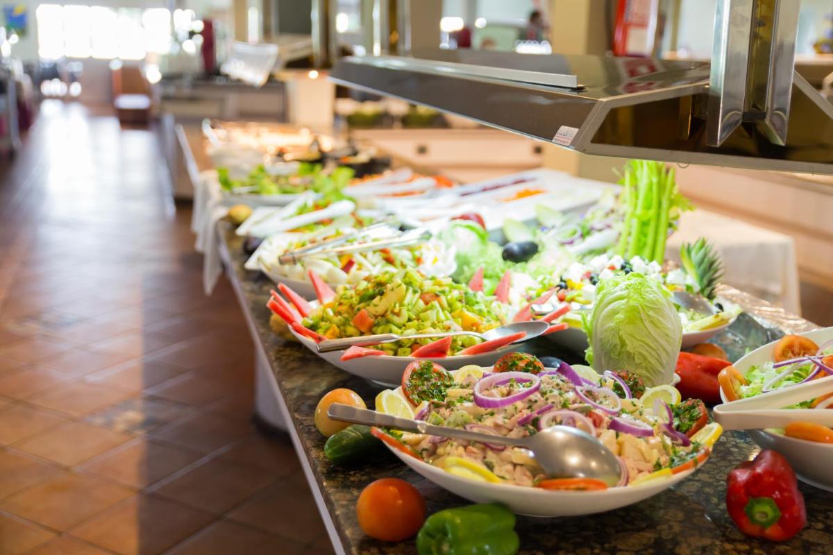 Comida en o cerca de este apartahotel